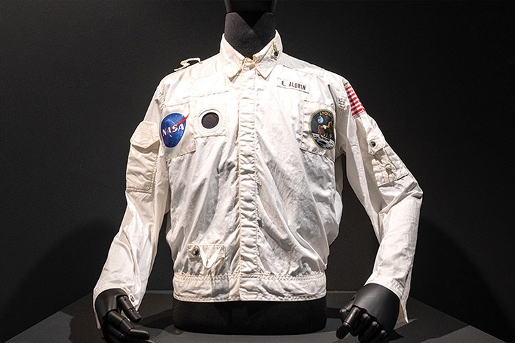 Uzayda giyilen ilk ceket 2.77 milyon dolara satıldı!