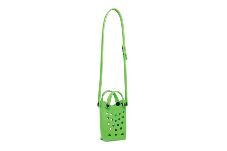 Crocs x Balenciaga’dan alışveriş ve telefon çantaları geliyor