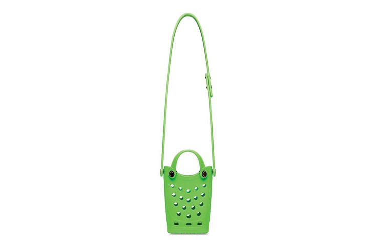 Crocs x Balenciaga’dan alışveriş ve telefon çantaları geliyor