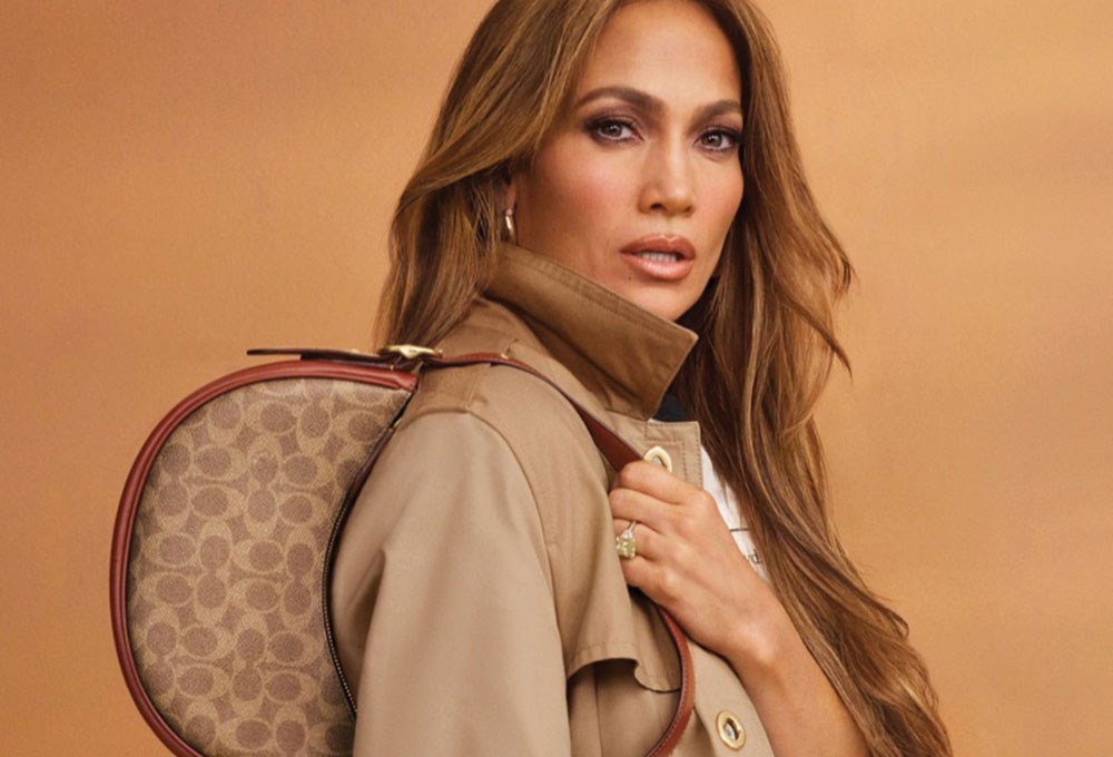 Jennifer Lopez, Coach’un ikonik çantalarıyla poz verdi