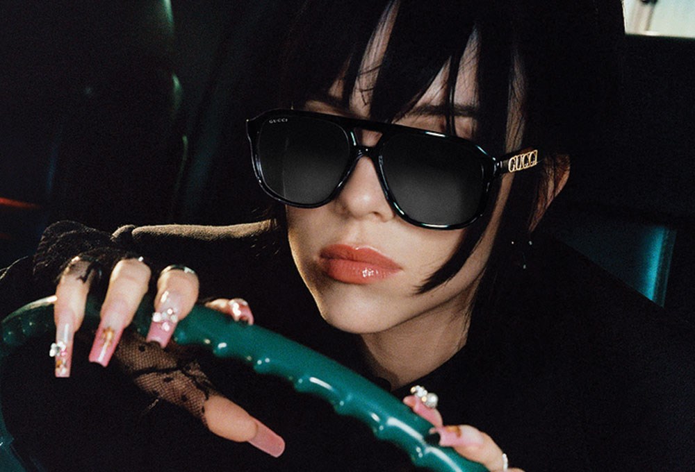 Gucci'nin yeni gözlüklerini Billie Eilish tanıtıyor