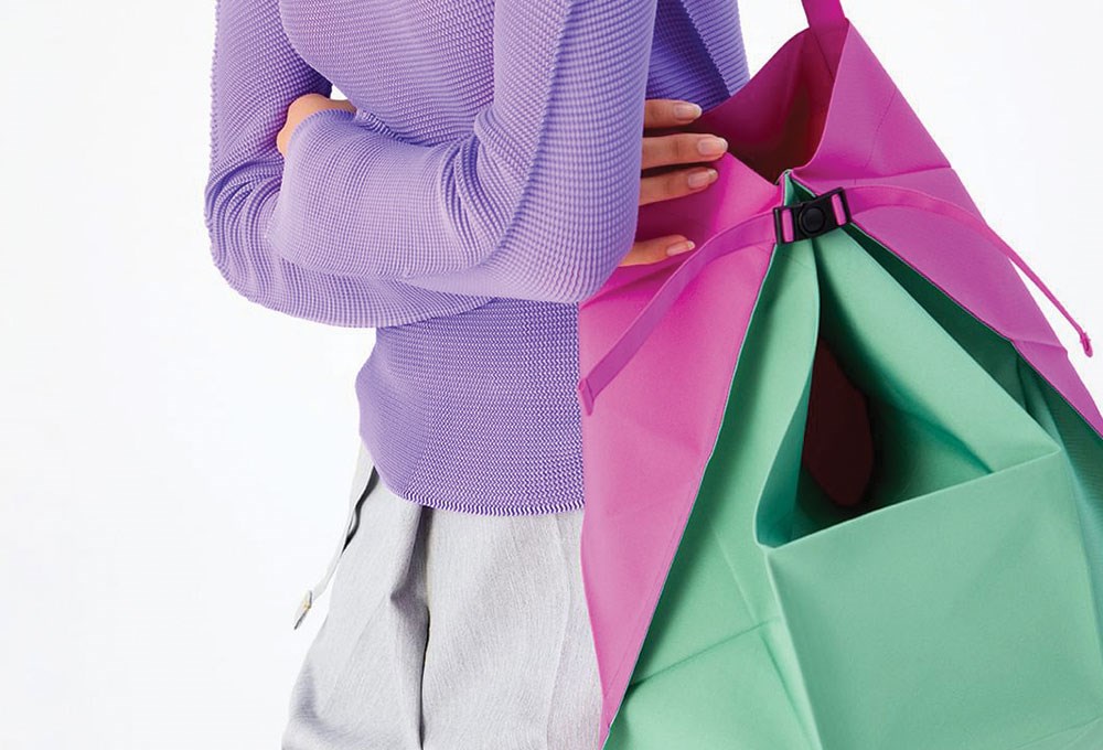 Issey Miyake'nin yeni çantası Bloom Pleats, origami sanatından izler taşıyor