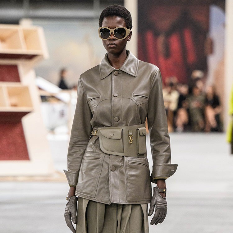 Tod’s'un İlkbahar-Yaz 2024 koleksiyonunda yer alan yeni kemerler çanta görevi görüyor