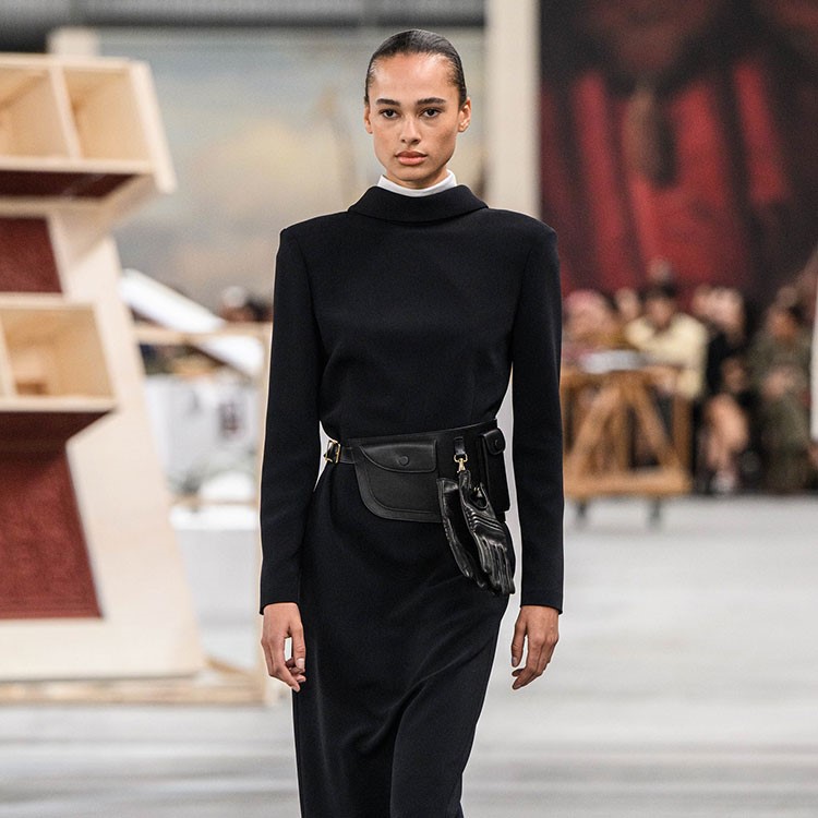 Tod’s'un İlkbahar-Yaz 2024 koleksiyonunda yer alan yeni kemerler çanta görevi görüyor