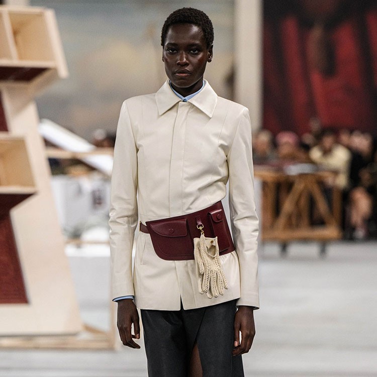 Tod’s'un İlkbahar-Yaz 2024 koleksiyonunda yer alan yeni kemerler çanta görevi görüyor