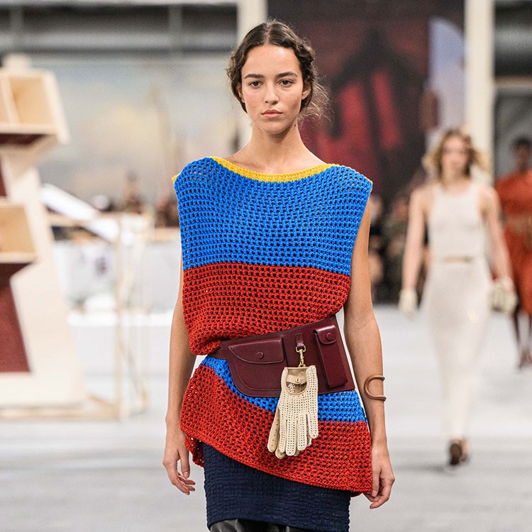 Tod’s'un İlkbahar-Yaz 2024 koleksiyonunda yer alan yeni kemerler çanta görevi görüyor