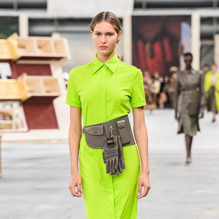 Tod’s'un İlkbahar-Yaz 2024 koleksiyonunda yer alan yeni kemerler çanta görevi görüyor