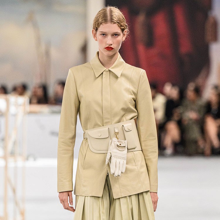 Tod’s'un İlkbahar-Yaz 2024 koleksiyonunda yer alan yeni kemerler çanta görevi görüyor