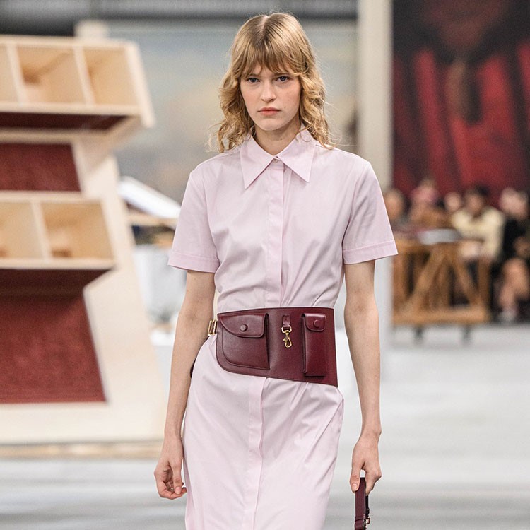 Tod’s'un İlkbahar-Yaz 2024 koleksiyonunda yer alan yeni kemerler çanta görevi görüyor