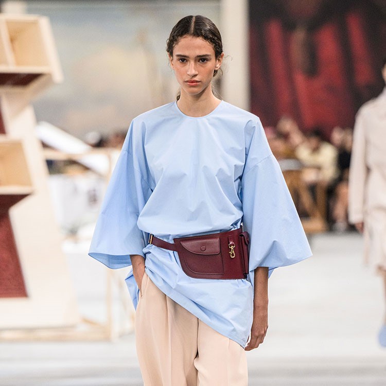 Tod’s'un İlkbahar-Yaz 2024 koleksiyonunda yer alan yeni kemerler çanta görevi görüyor