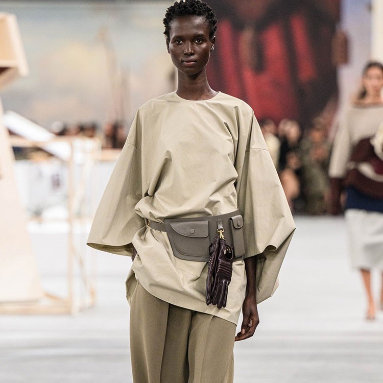 Tod’s'un İlkbahar-Yaz 2024 koleksiyonunda yer alan yeni kemerler çanta görevi görüyor