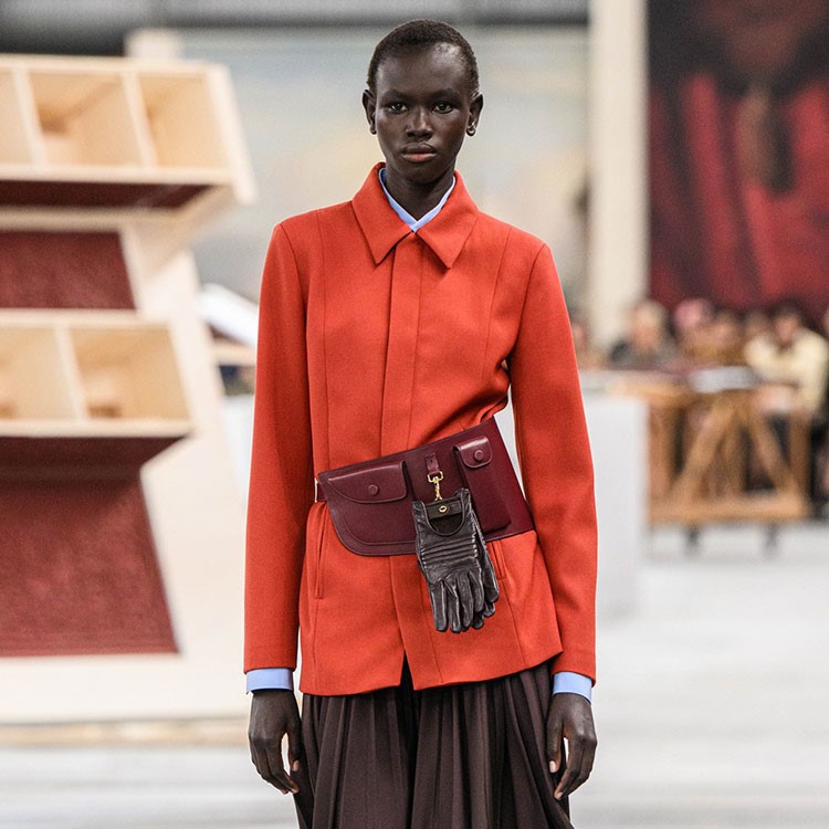 Tod’s'un İlkbahar-Yaz 2024 koleksiyonunda yer alan yeni kemerler çanta görevi görüyor