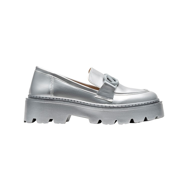 Yeni sezonun trendi gümüş ayakkabılar