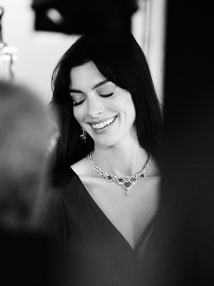 Bulgari yılbaşı kampanyasının yıldızı Anne Hathaway