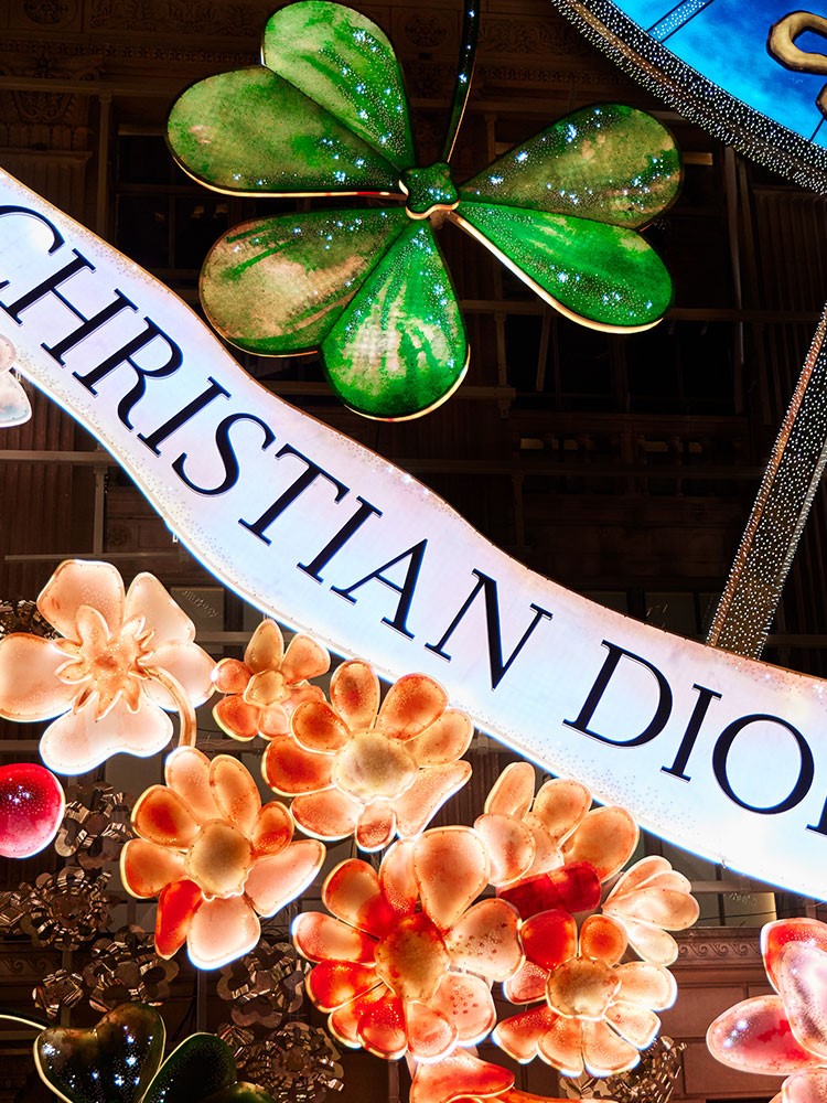 Dior’un Düşler Karuseli, Saks New York'ta coşkuyla ışıldıyor
