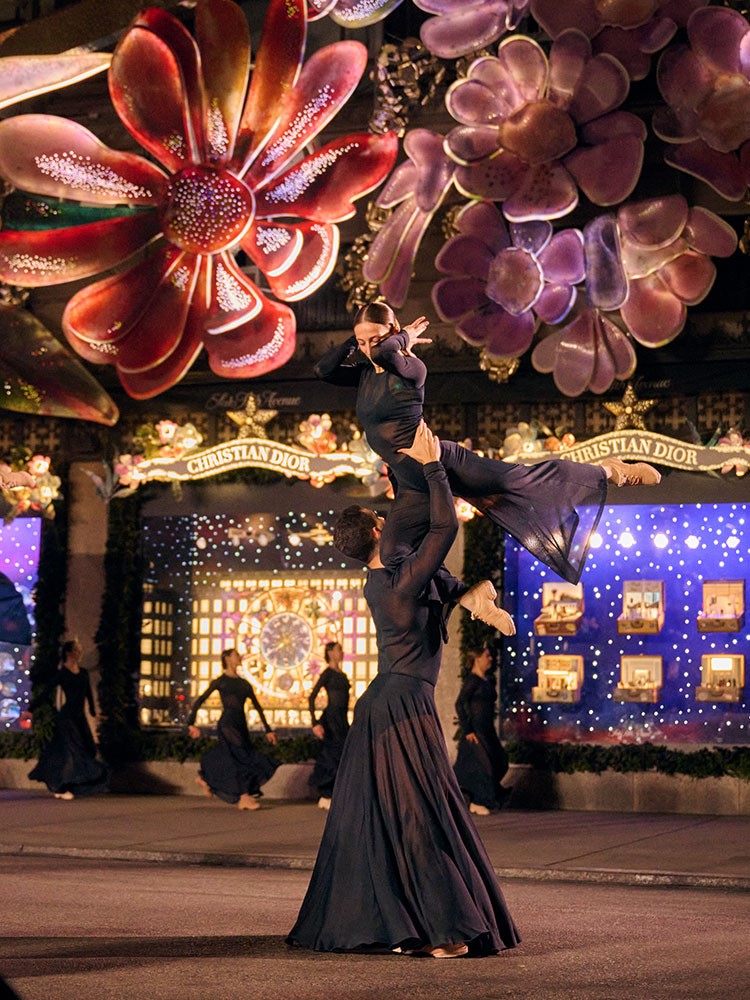 Dior’un Düşler Karuseli, Saks New York'ta coşkuyla ışıldıyor