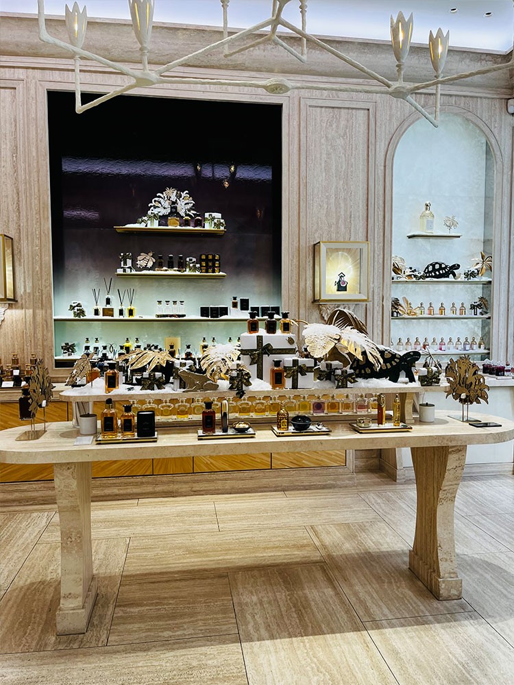 Begüm Khan, Maison Guerlain’ın 54 global mağazasının vitrinini tasarladı