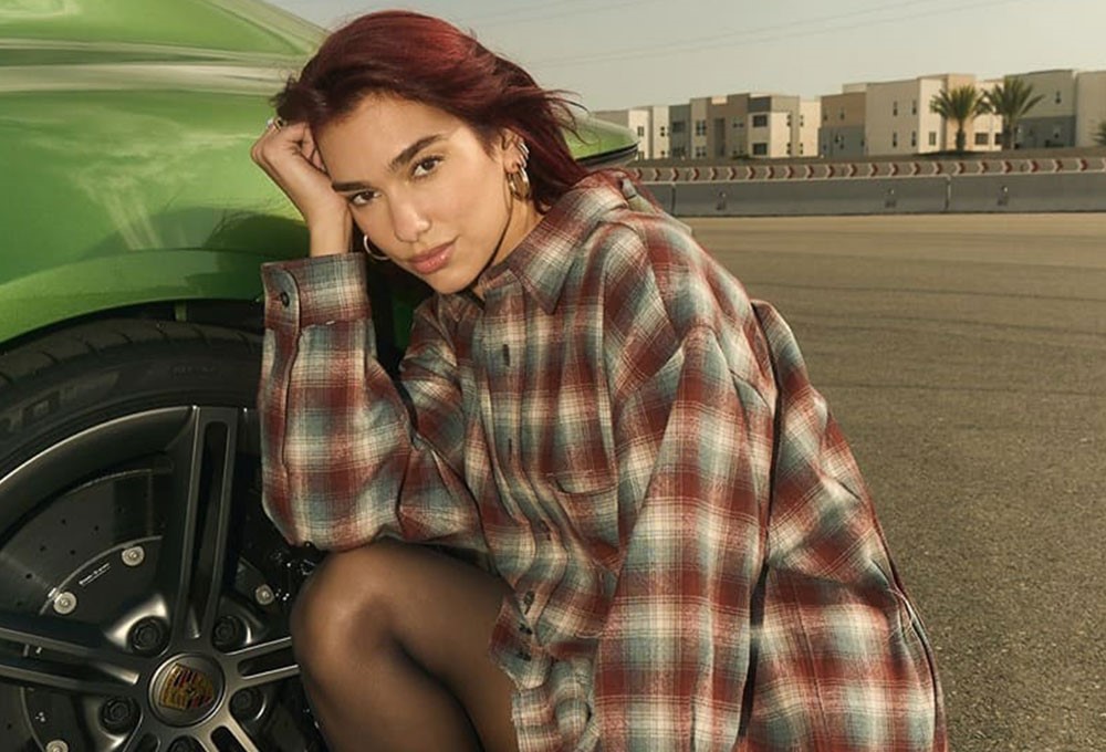 Dua Lipa marka elçisi olduğu Porsche için poz verdi