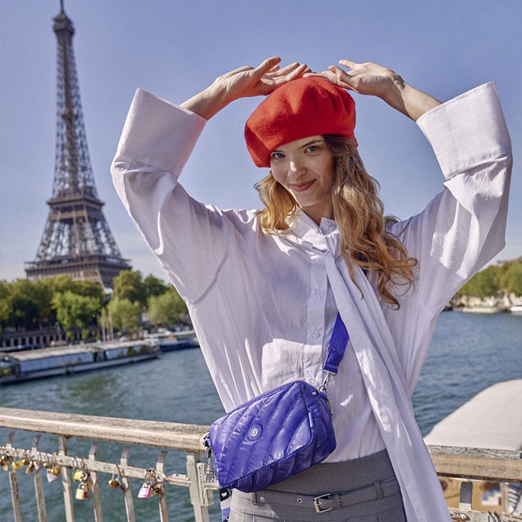 Kipling, 'Emily in Paris' dizisine özel çanta koleksiyonu hazırladı