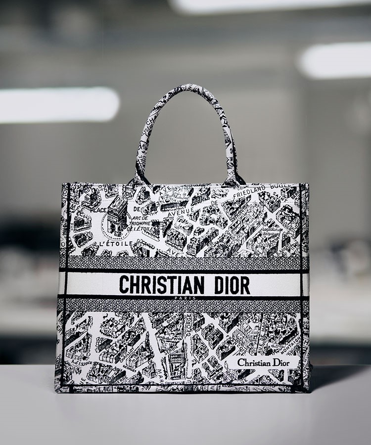  Işıklar şehri Paris’in eskizleri, Dior fular ve çantalarını süslüyor