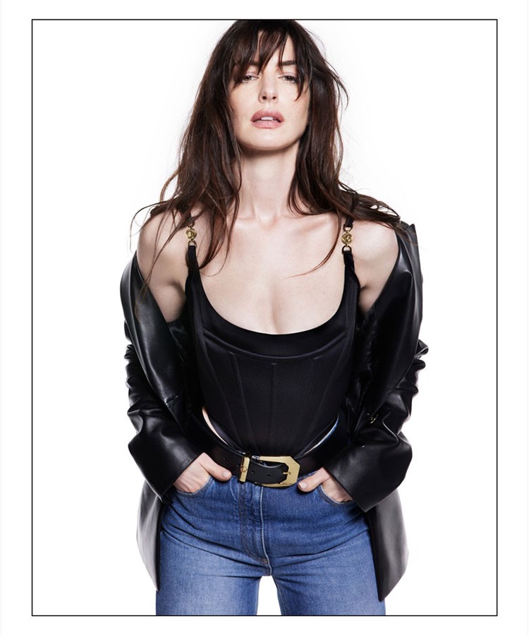 Versace Icons kampanyasının yüzü, ünlü oyuncu Anne Hathaway oldu