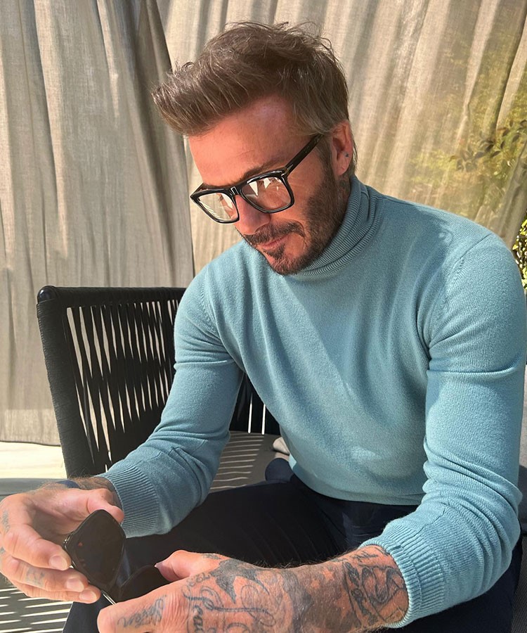 David Beckham, gözlük markasının yeni ürünlerini kendisi tanıtıyor