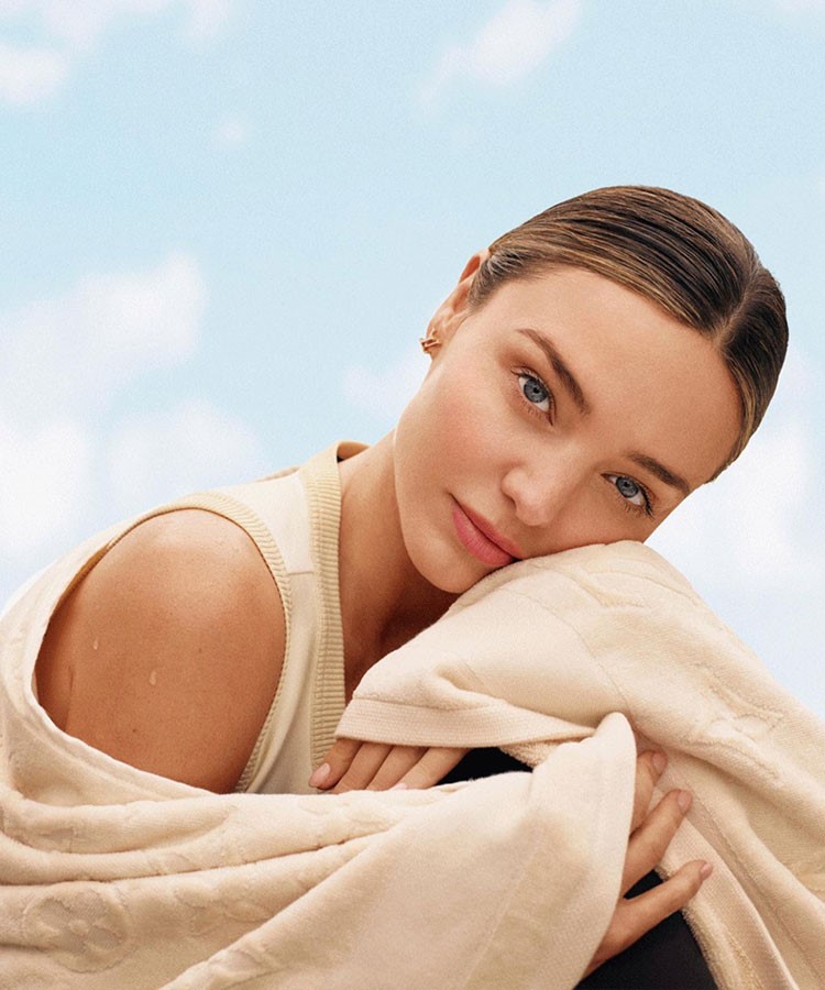 Louis Vuitton'un Pacific Chill parfümünü Miranda Kerr tanıtıyor