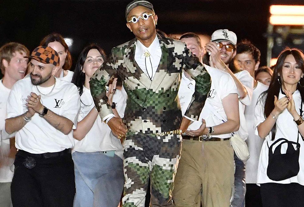 Pharrell Williams, Louis Vuitton için hazırladığı ilk koleksiyonda ‘Sevgi, barış ve neşe’ mesajı verdi