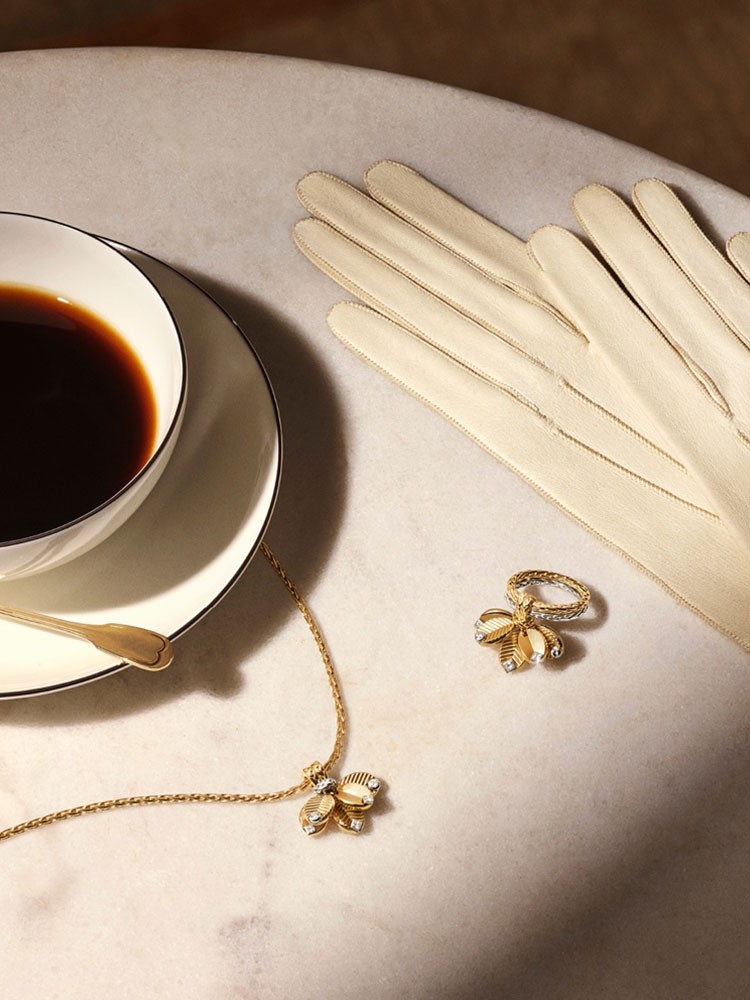 Elle Fanning, Cartier'nin Grain de Café takılarına 50'lerin cazibesini getiriyor