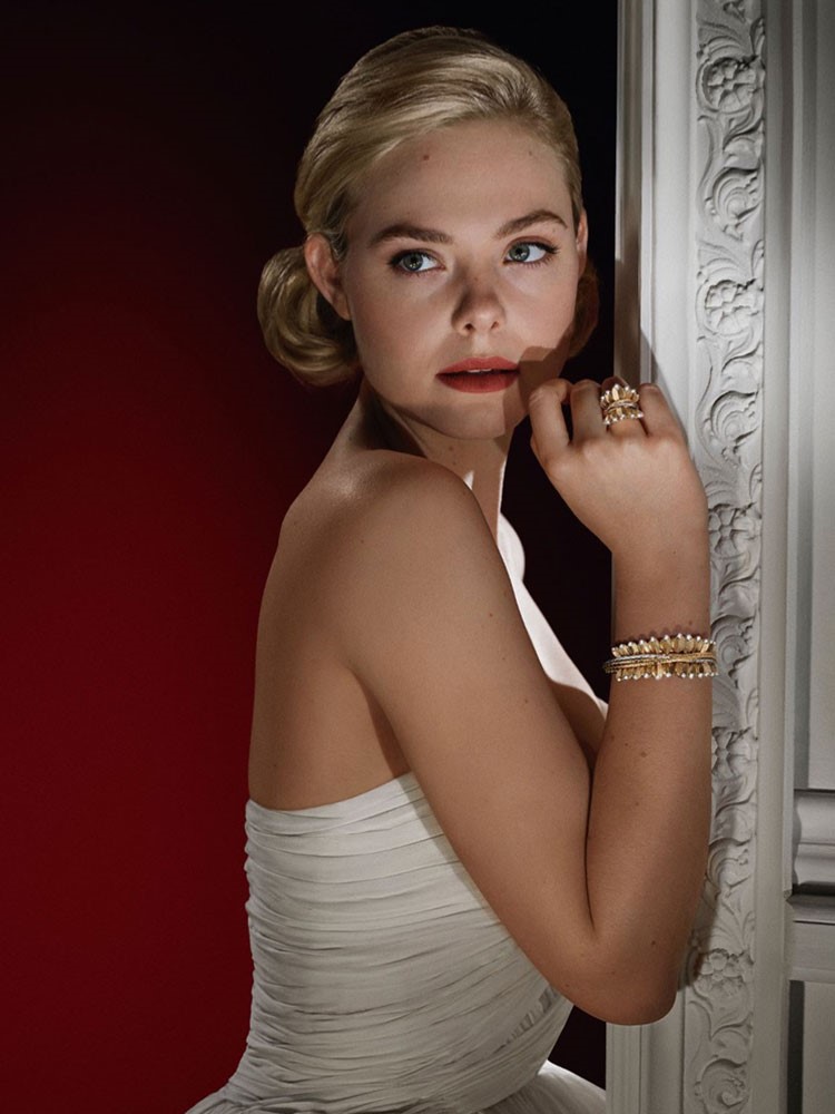 Elle Fanning, Cartier'nin Grain de Café takılarına 50'lerin cazibesini getiriyor