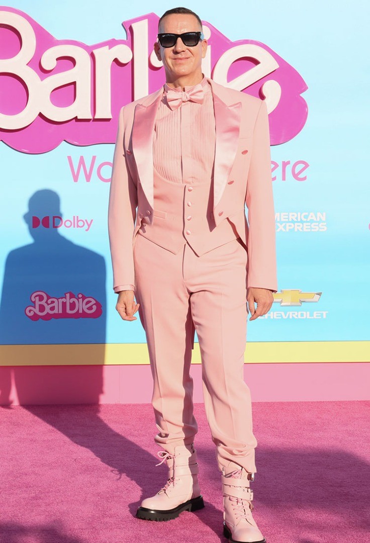 Margot Robbie, Barbie filminin prömiyerinde yine ikonik bir Barbie kostümü giydi