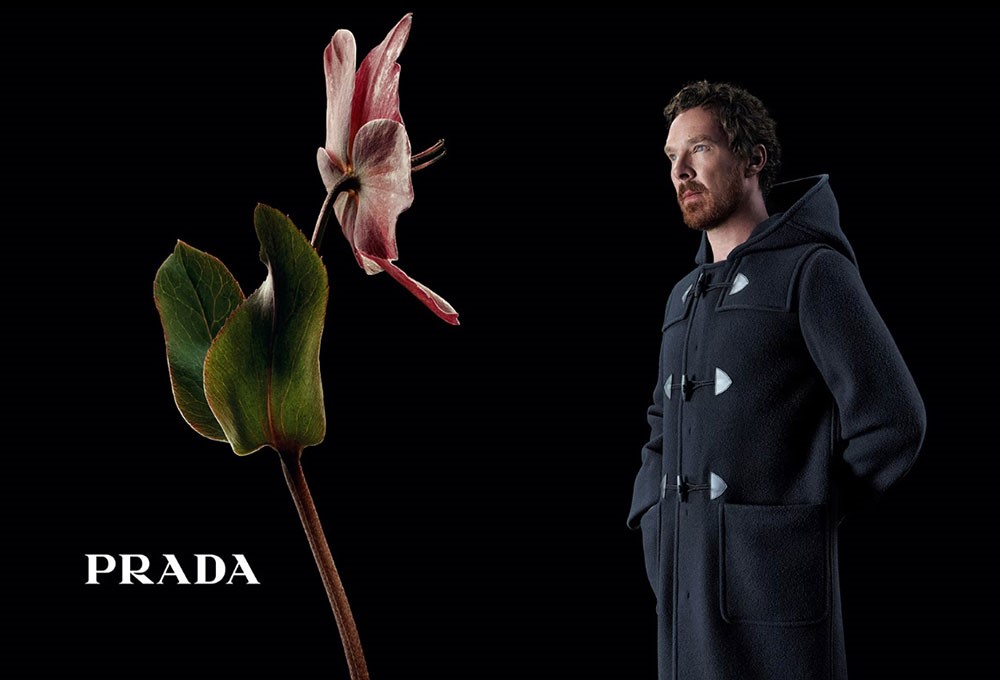 Prada Sonbahar/Kış 2023 kampanyasında ünlüler çiçeklerle söyleşide