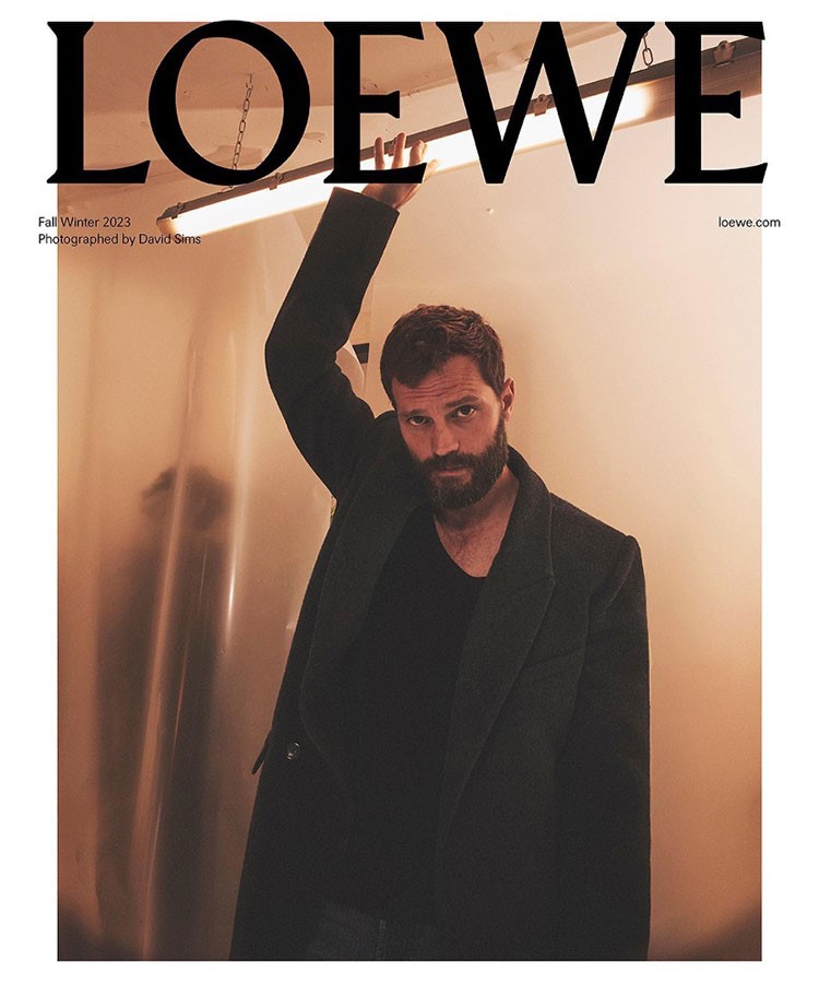 Loewe Sonbahar 2023 kampanyası, yakışıklı oyuncu Jamie Dornan’a emanet