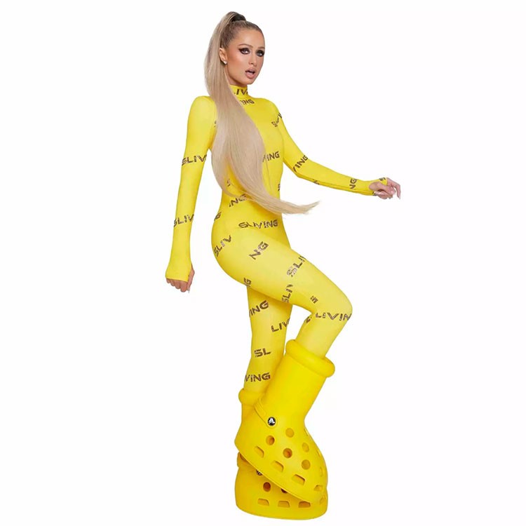 MSCHF X Crocs’un Büyük Sarı Bot’unu Paris Hilton tanıtıyor