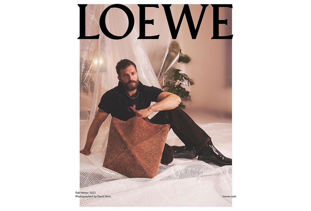 Loewe Sonbahar 2023 kampanyası, yakışıklı oyuncu Jamie Dornan’a emanet