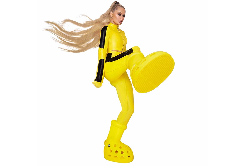 MSCHF X Crocs’un Büyük Sarı Bot’unu Paris Hilton tanıtıyor