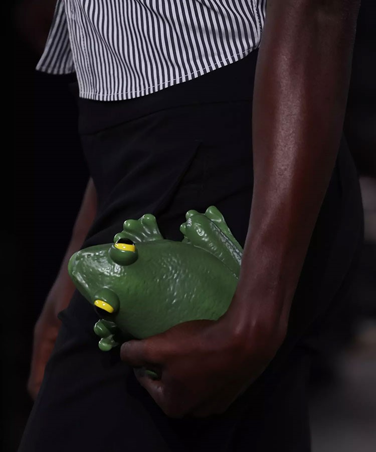 JW Anderson’dan kurbağa terlikten sonra kurbağa el çantası geldi