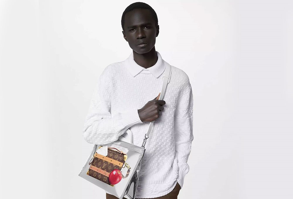 Louis Vuitton’un yeni erkek çantaları, içinde markanın en gözde çantalarını taşıyan dondurucu poşetleri andırıyor