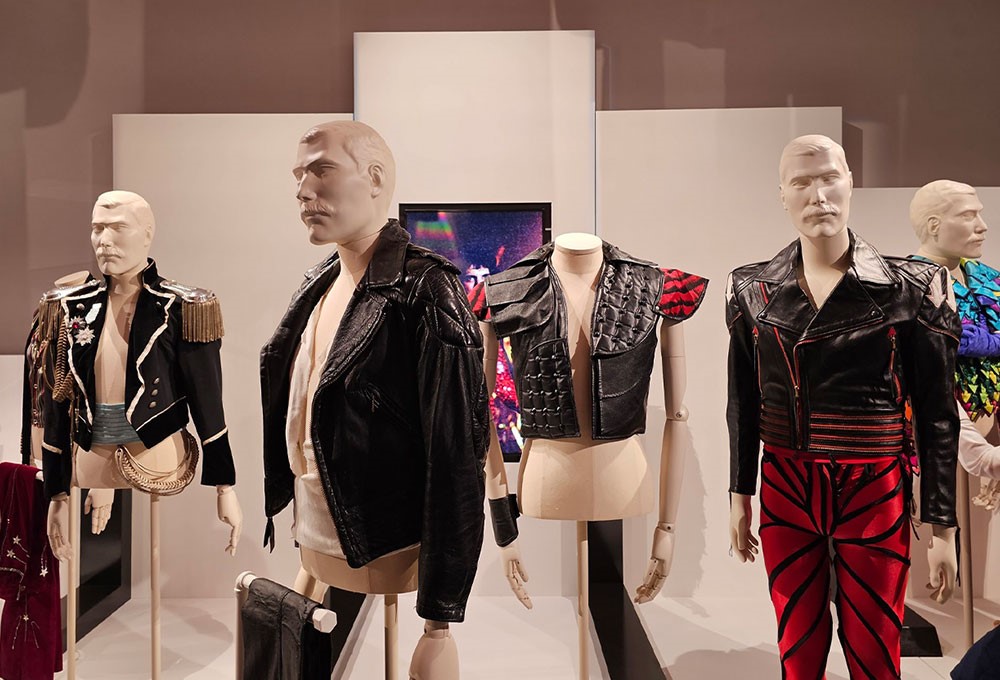 Freddie Mercury'nin kıyafetleri ve el yazısıyla yazılmış şarkı sözleri Sotheby’s’de sergileniyor
