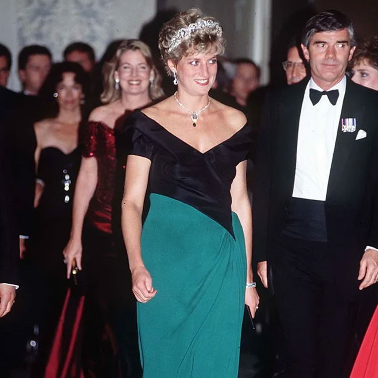 Prenses Diana, Audrey Hepburn ve Grace Kelly’nin elbiseleri açık artırmayla satılıyor