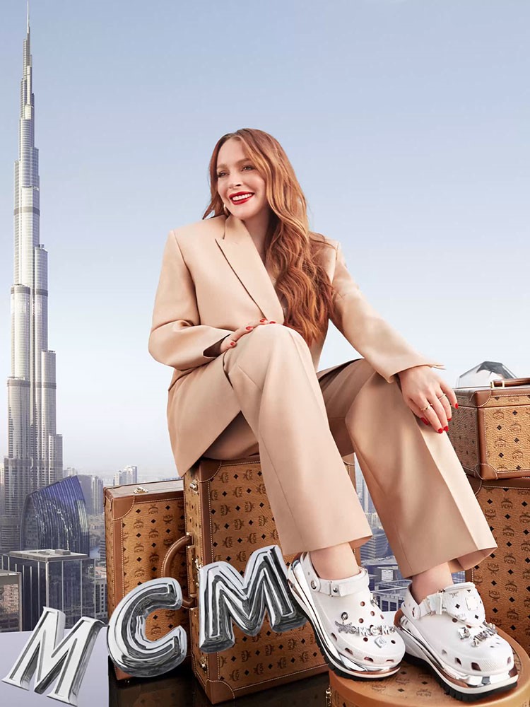 Lindsay Lohan, MCM X Crocs kampanyasında en yeni Crocs modellerini tanıtıyor