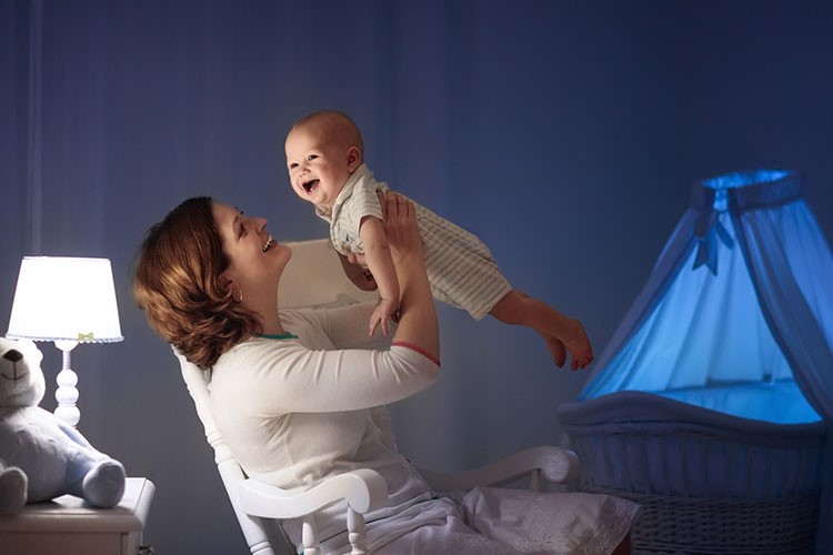 Gece bebeklerin uykusunun bölünmesinin 5 nedeni