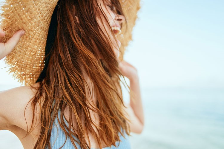 Saçlarımızı yaz güneşinden koruyan 10 etkili önlem