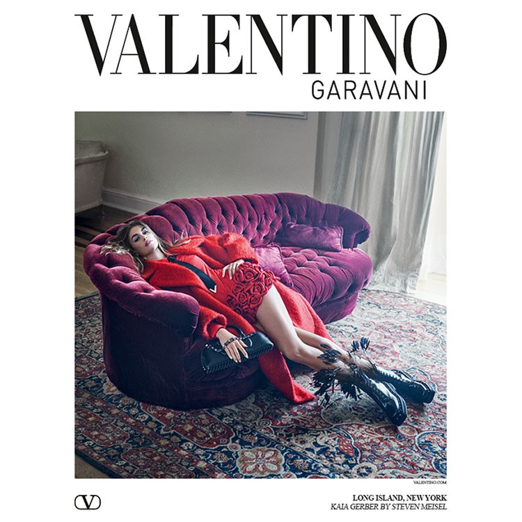 Kaia Gerber, Valentino'nun FW23 ‘Black Tie’ kampanyasında zarafetiyle büyülüyor