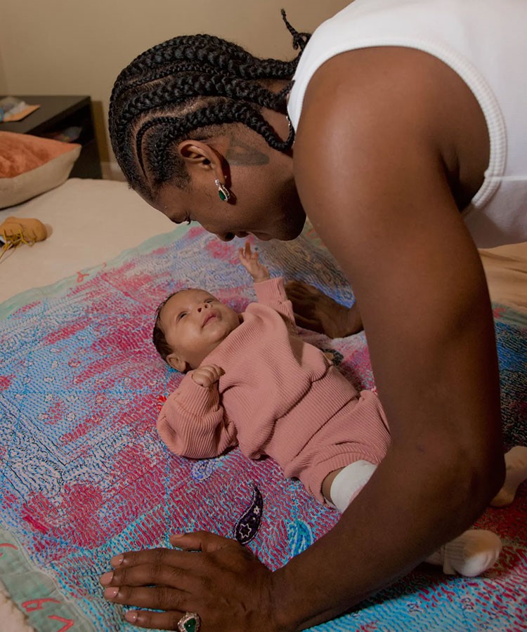 Rihanna ve A$AP Rocky, ikinci bebekleri Riot ve büyük oğulları RZA ile aile pozu verdi