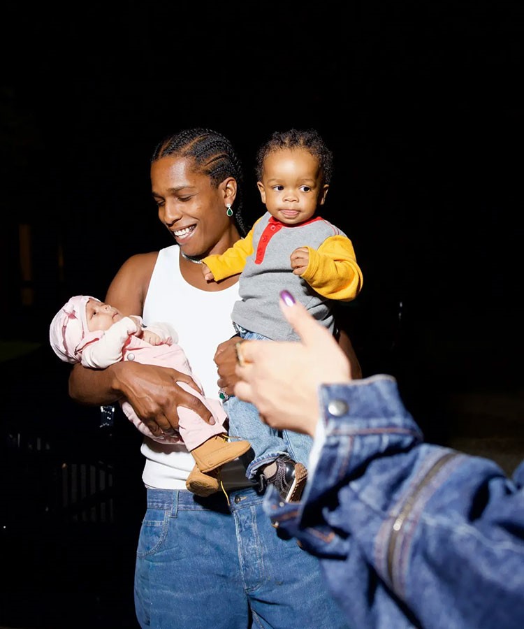 Rihanna ve A$AP Rocky, ikinci bebekleri Riot ve büyük oğulları RZA ile aile pozu verdi