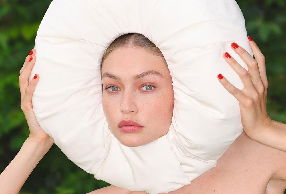 Gigi Hadid, Jacquemus için eğlenceli pozlar verdi