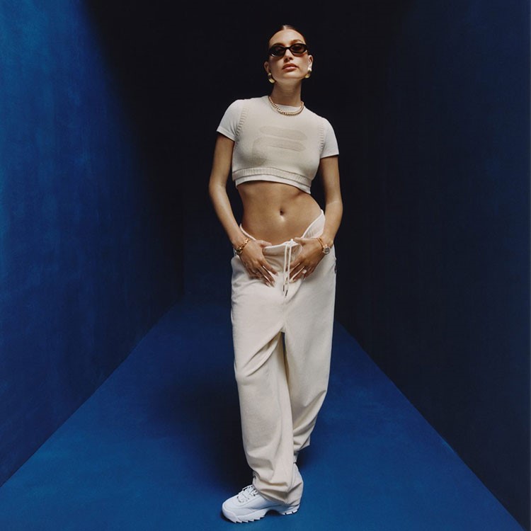 FILA’nın F-Box logosunun 50. yılını kutladığı koleksiyonu Hailey Bieber tanıtıyor