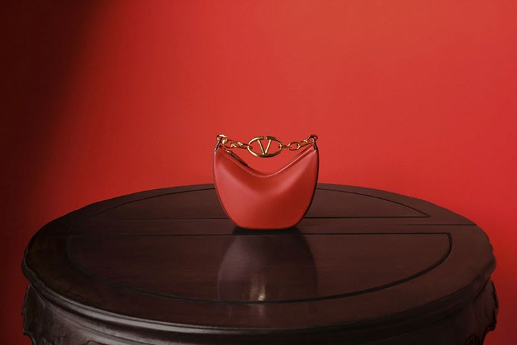 Valentino, 2024 Çin Yeni Yılı Koleksiyonu’yla her yeri kırmızıya boyuyor