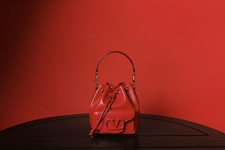 Valentino, 2024 Çin Yeni Yılı Koleksiyonu’yla her yeri kırmızıya boyuyor
